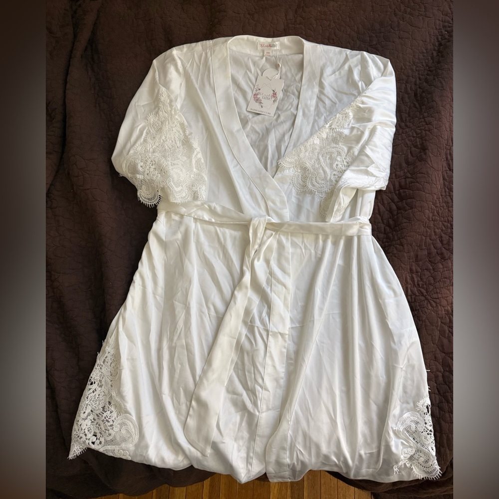 Elegant White Lace Trim Bridal Robe BNWT OS